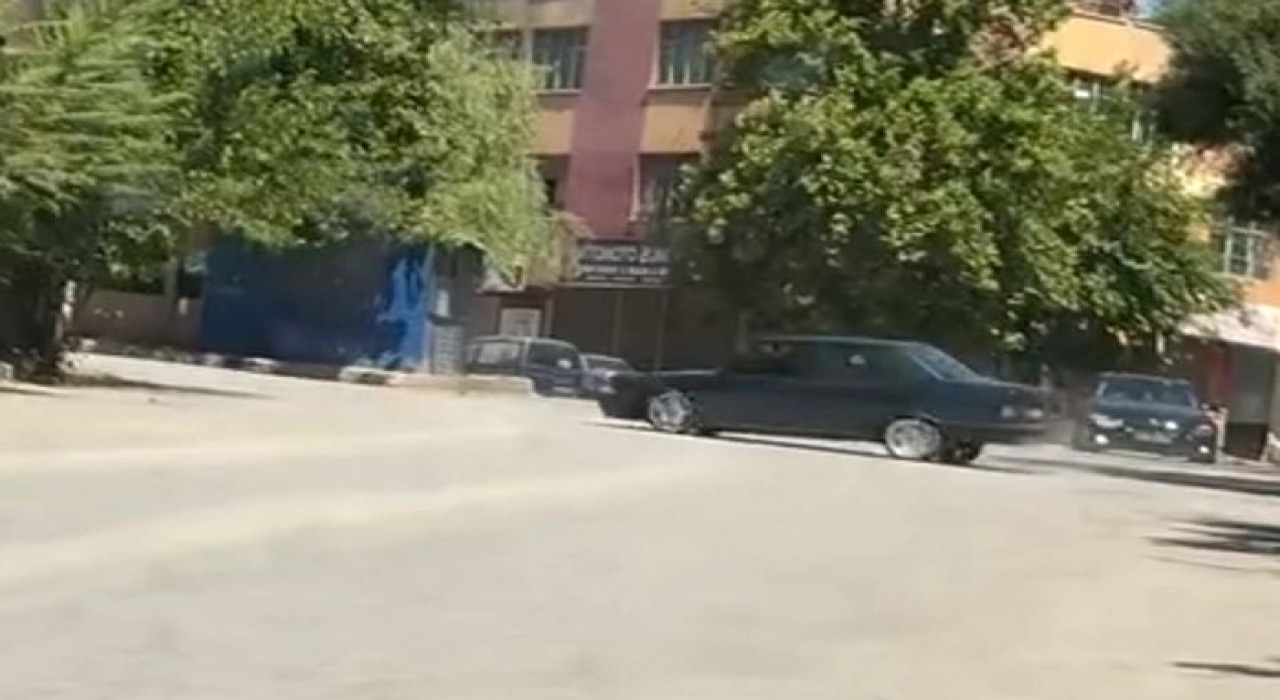 Ankarada drift atan sürücü trafiği birbirine kattı