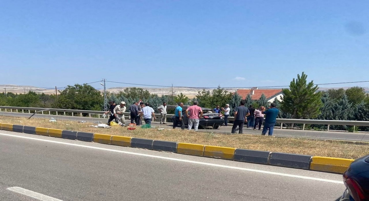 Ankarada kontrolden çıkan otomobil refüje çarptı: 1 yaralı