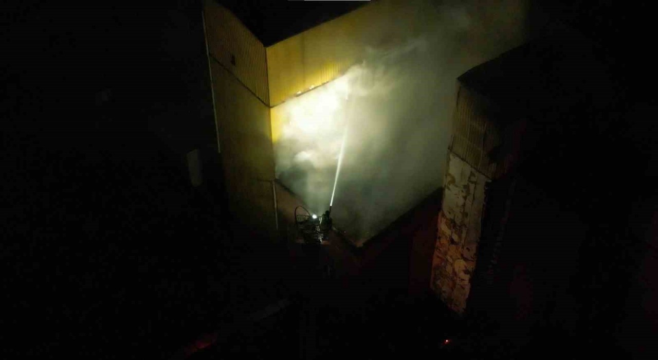 Ankarada konveyör bant fabrikasında yangın çıktı