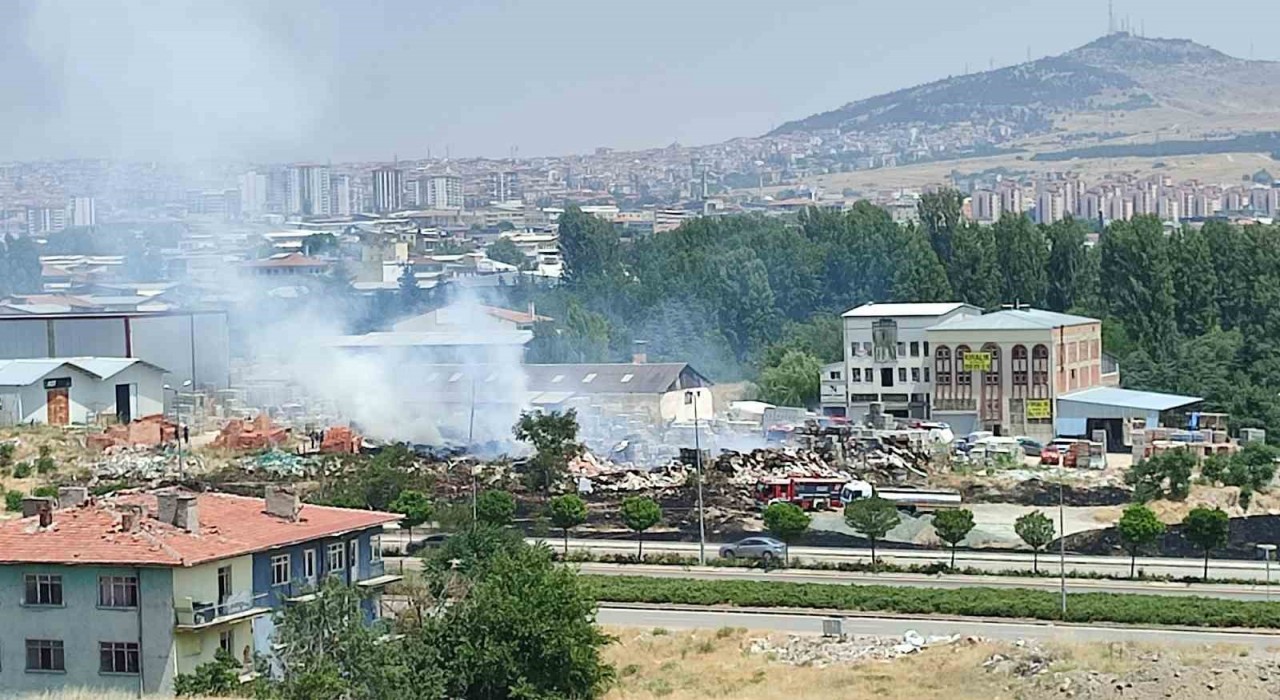 Ankarada otluk alanda çıkan yangın fayans deposunu küle çevirdi