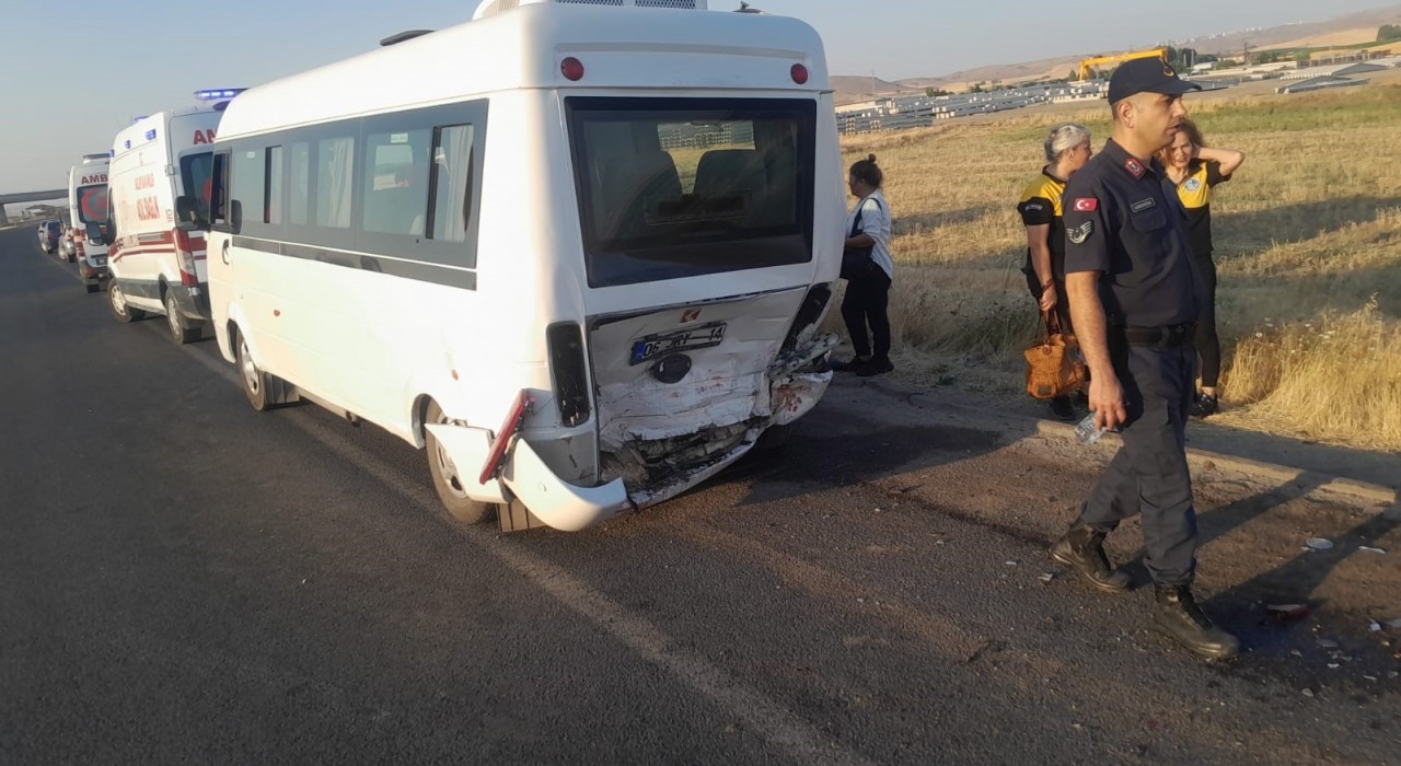 Ankarada otomobil işçi servisine arkadan çarptı: 1 ölü, 12 yaralı