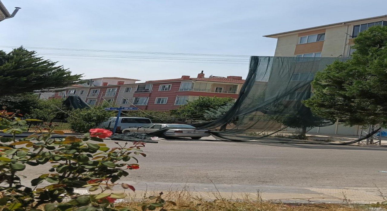 Ankarada rüzgar sera örtülerini uçurdu