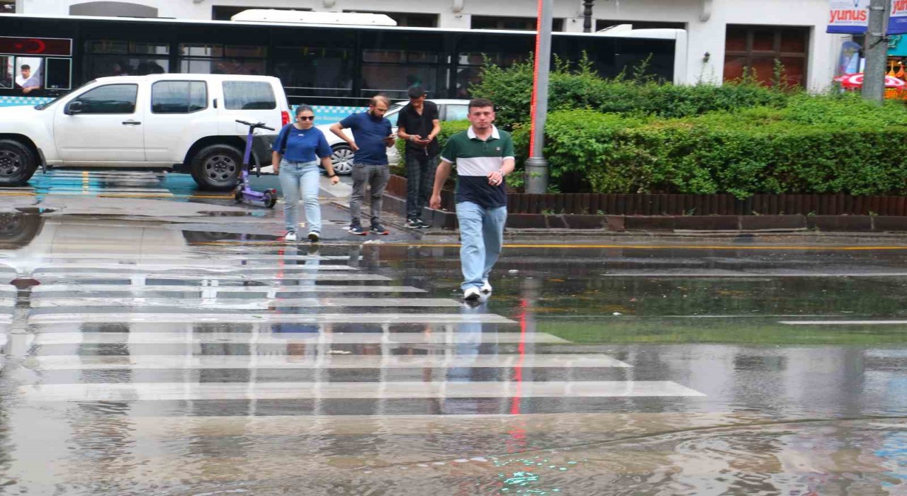 Ankarada sağanak yağışlar sele neden oldu
