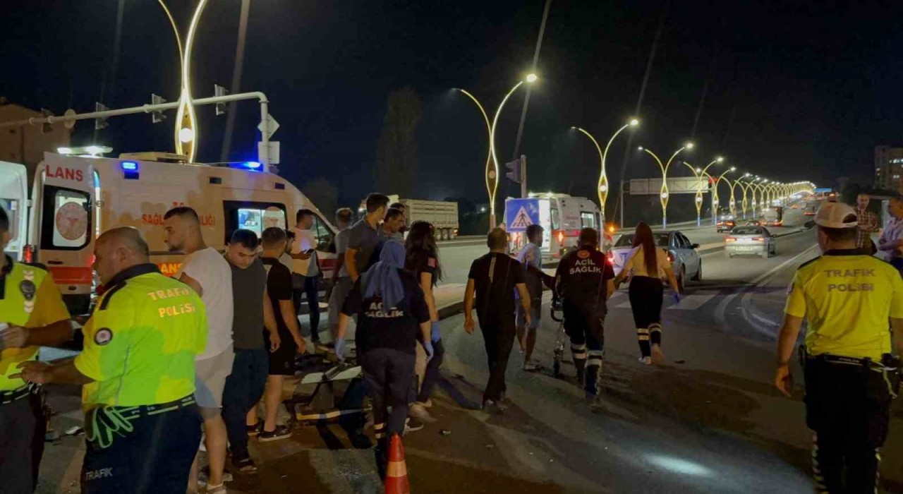 Ankarada ters yöne giren otomobil, motosiklete böyle çarptı: 2 yaralı