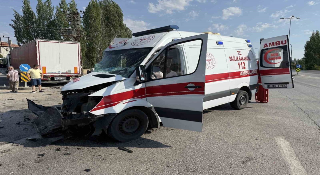 Ankarada tır ile ambulans çarpıştı: 5 yaralı