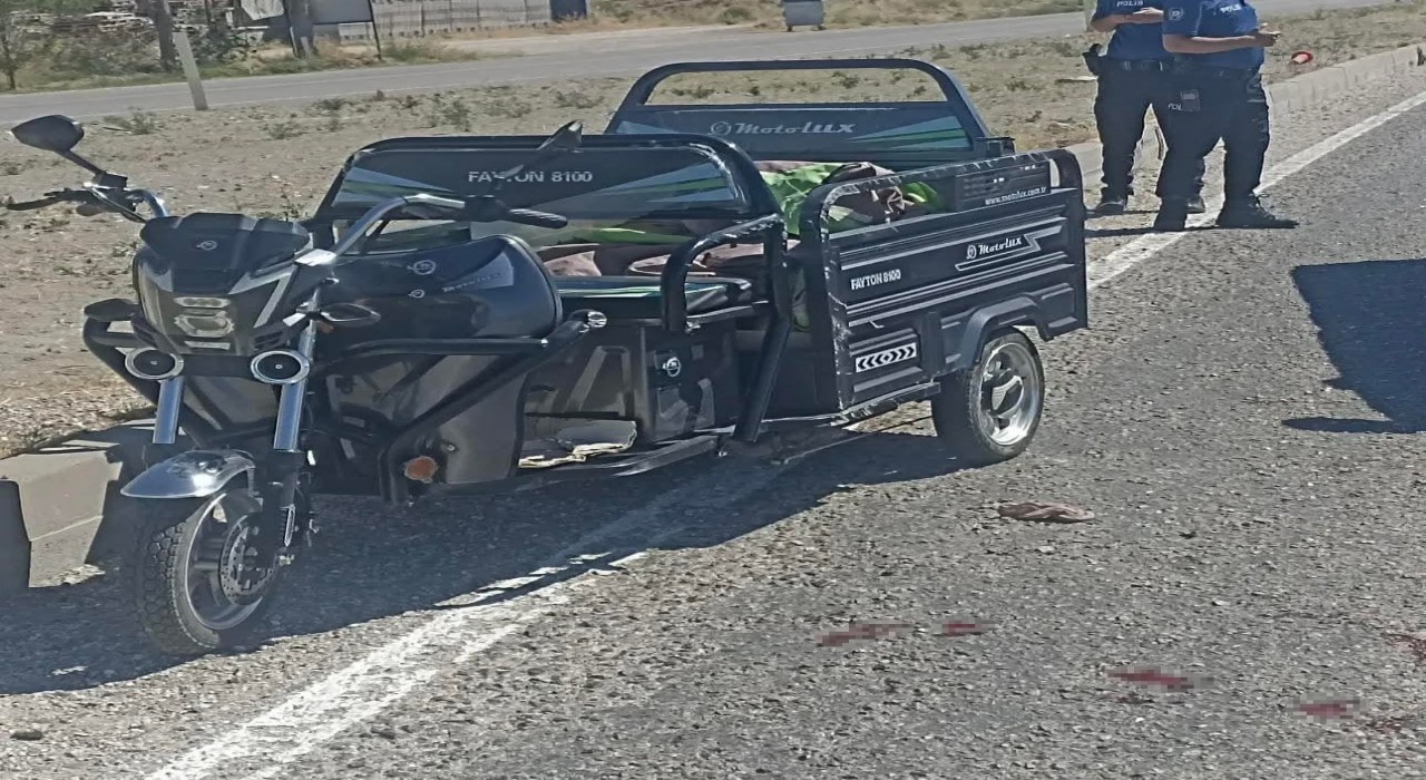 Ankarada tırın sıkıştırdığı 3 tekerli motosiklet devrildi: 3 yaralı