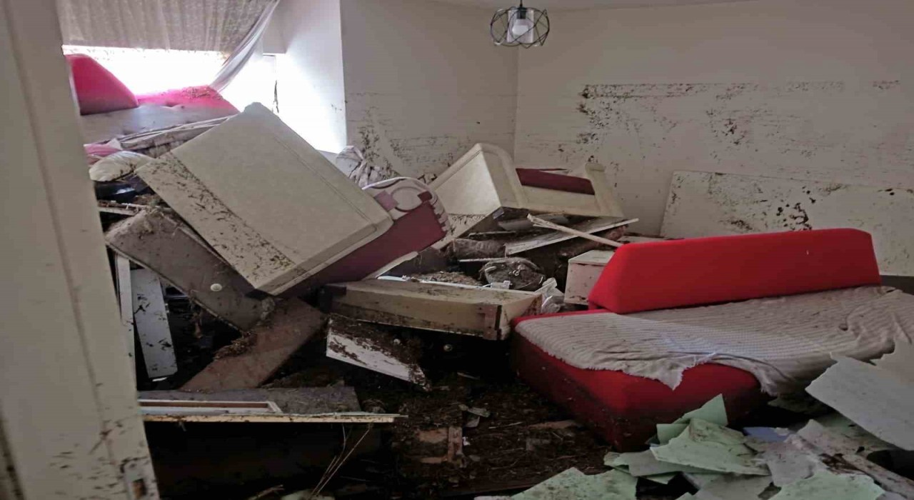 Ankarada yağış sonrası su dolan dairenin duvarı yıkılarak kullanılmaz hale geldi