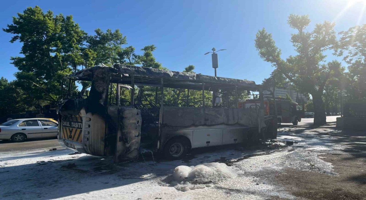 Ankarada yanan minibüs kullanılamaz hale geldi