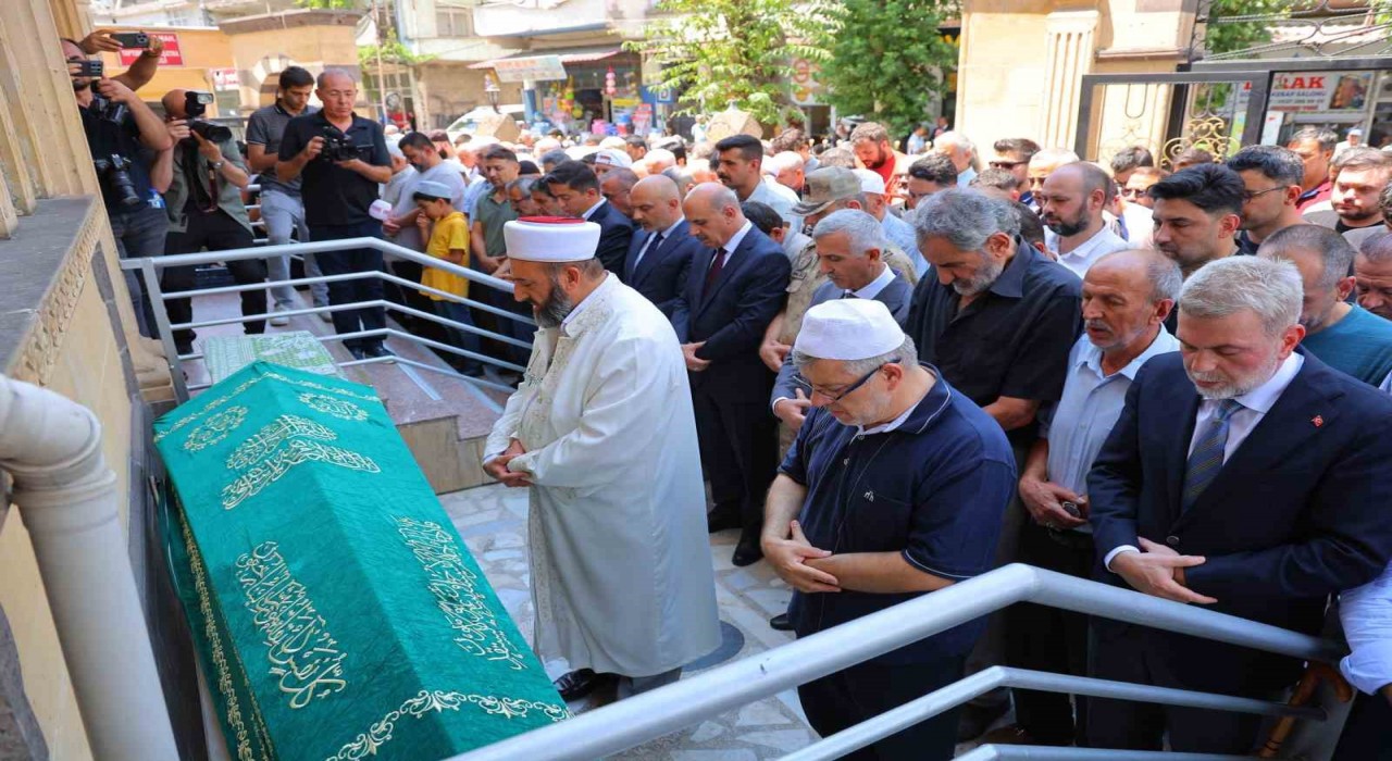 Ankaradaki yangında ölen anne ve 3,5 aylık oğlu Kahramanmaraşta toprağa verildi