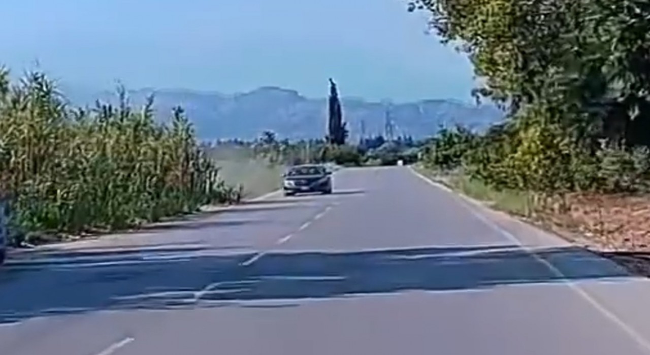 Anne ve kızının yaralandığı kazada otomobilin şarampole düştüğü anlar kamerada