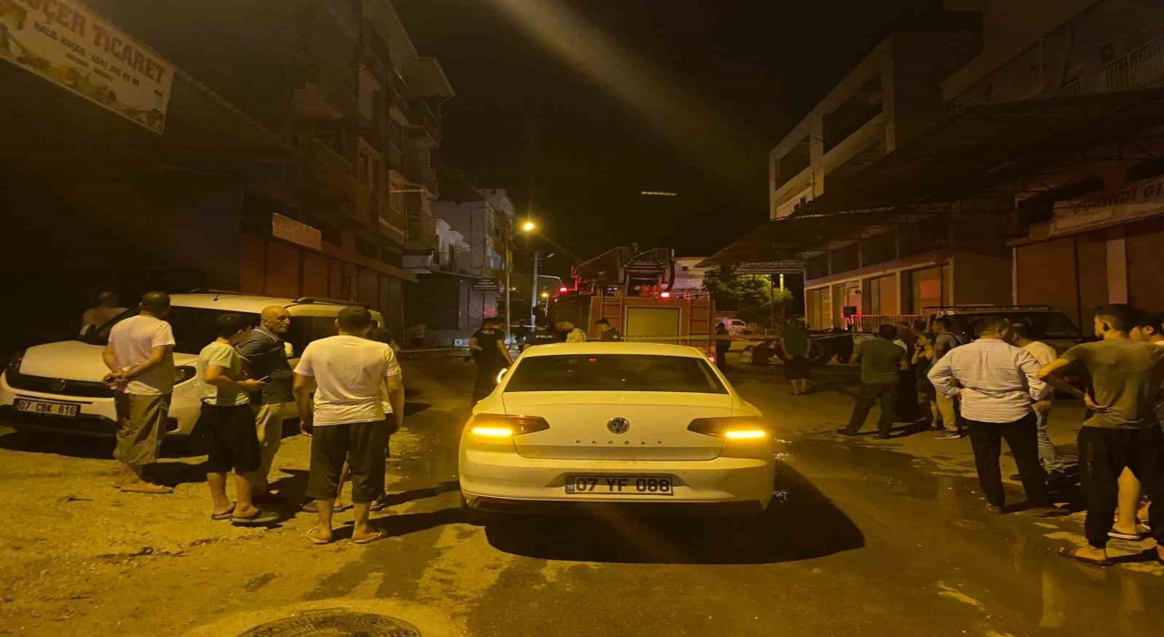 Antalyada 4 katlı binada çıkan yangında 3 kişi dumandan etkilendi