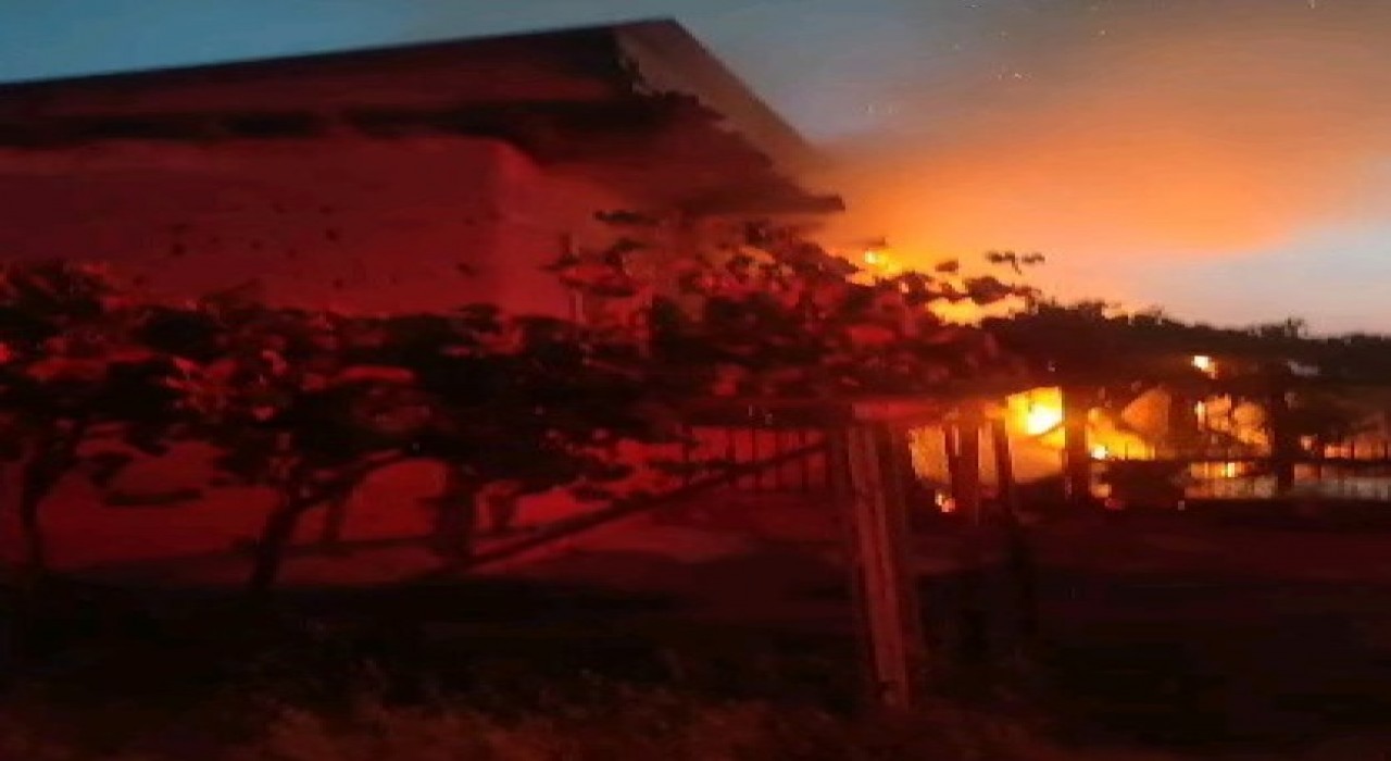 Antalyada alev alev yanan ev kullanılamaz hale geldi