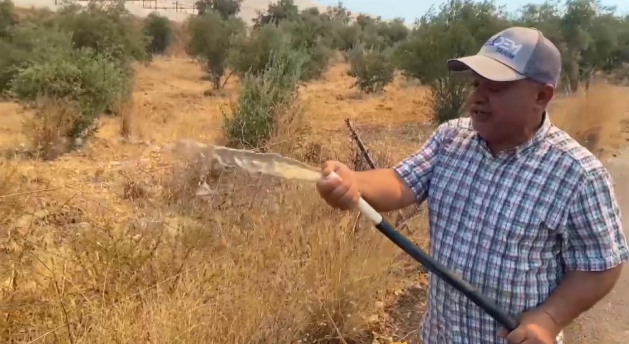 Antalyada alevlerin yaklaştığı mahallede vatandaşlar hortumlarla nöbette