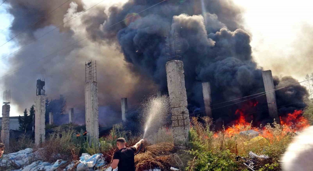 Antalyada bir ev ve depo alevlerin arasında kaldı
