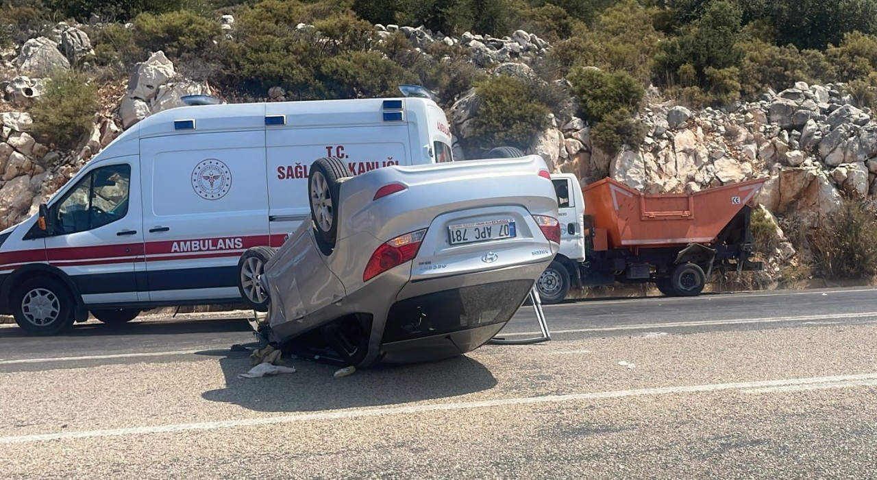 Antalyada çöp kamyonuna çarpan araç takla attı: 3 yaralı