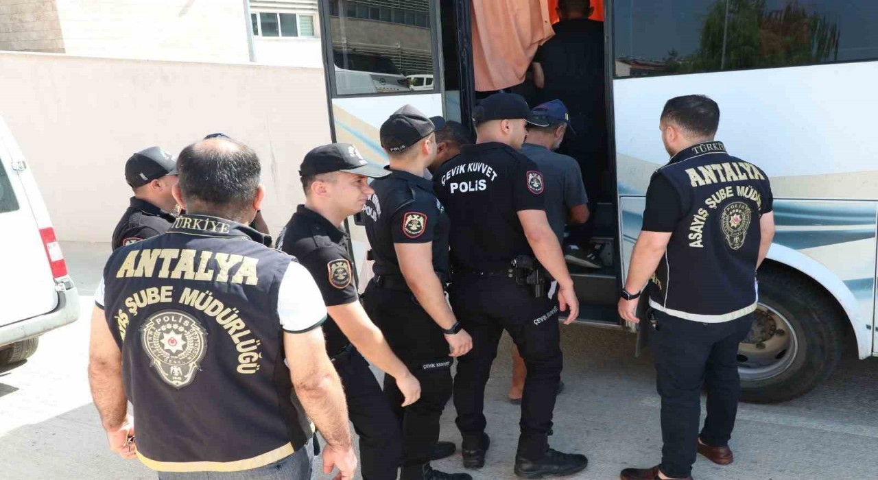 Antalyada eş zamanlı operasyonda 92 aranan şahıs yakalandı