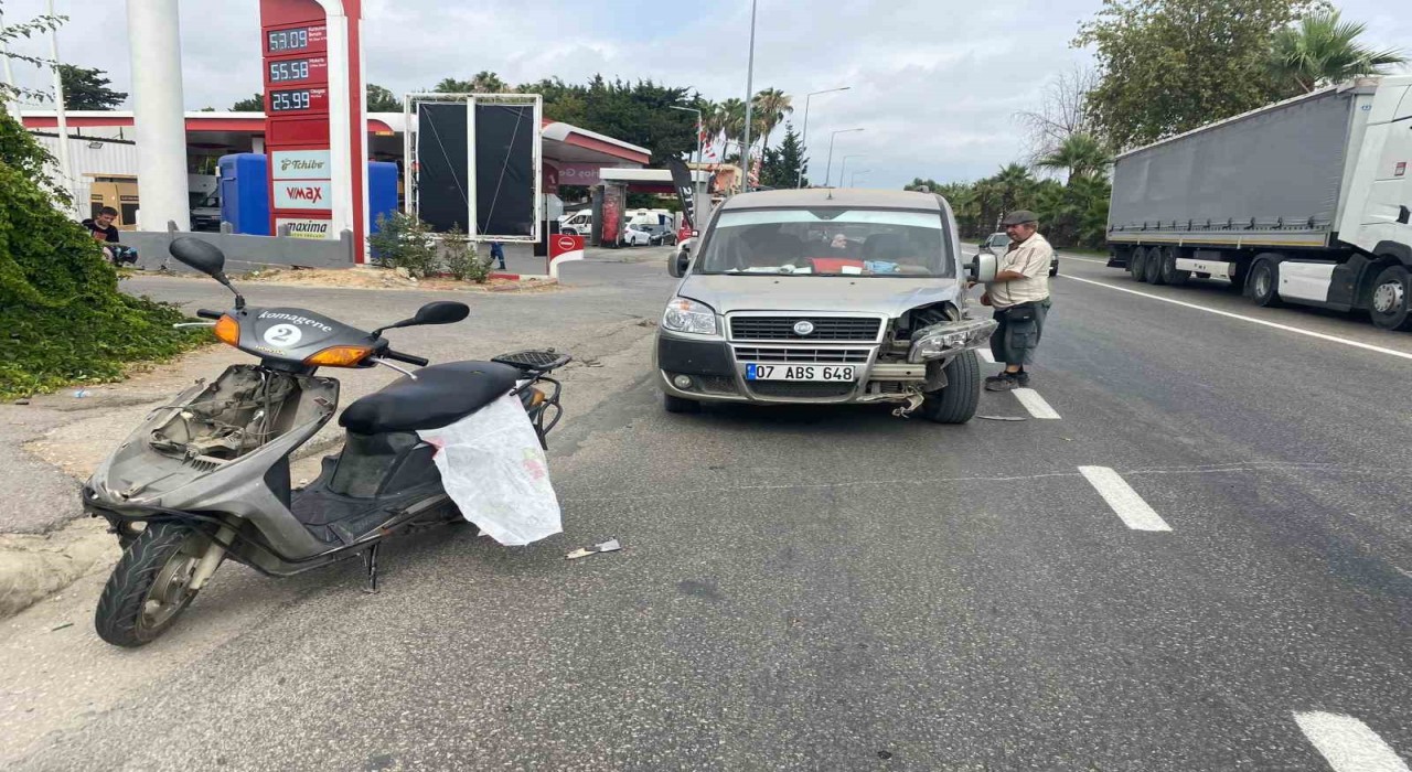 Antalyada hafif ticari araç ile çarpışan motosikletli yaralandı