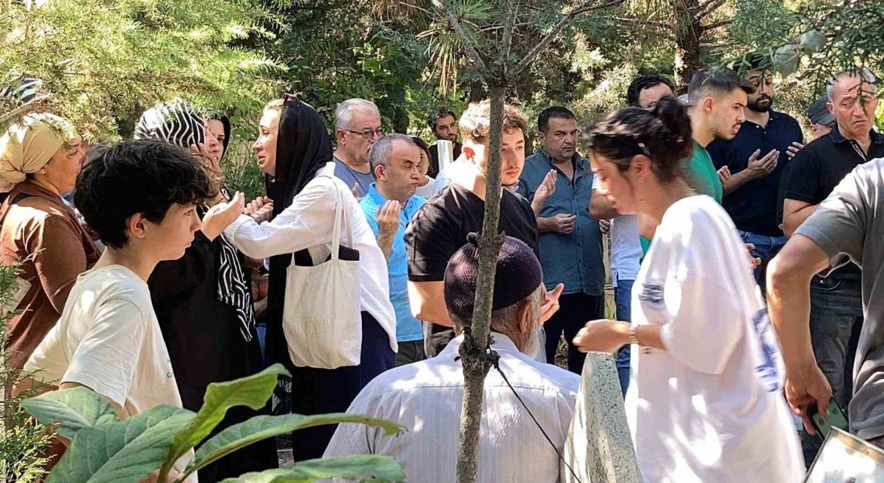 Antalyada kaldırımda yürürken otomobilin çarptığı üniversiteli genç Burdurda toprağa verildi