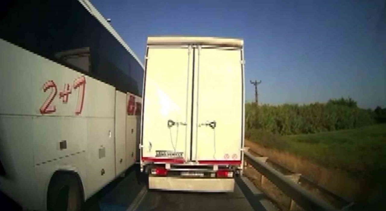 Antalyada kural tanımayan sürücüler ambulansa geçit vermedi