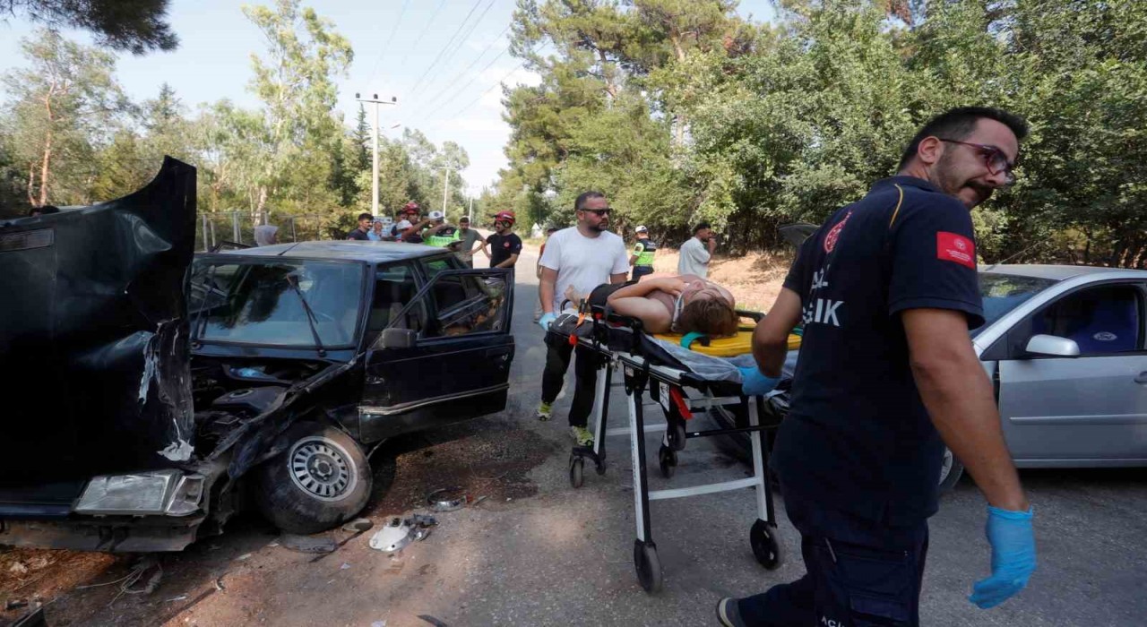 Antalyada piknik dönüşü feci kaza: 3 yaralı