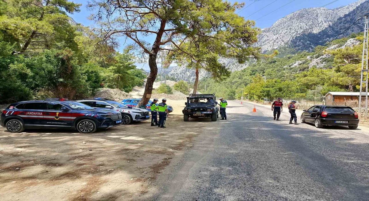 Antalyada safari araçlarına denetim: 4 araç trafikten men edildi