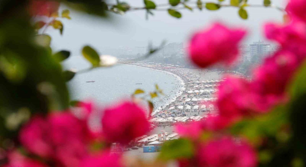 Antalyada sıcaktan bunalanlar sahile akın etti