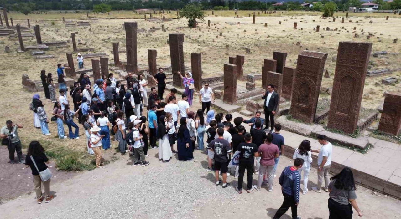 Antalyalı öğrenciler tarihi ilçe Ahlatı gezdi
