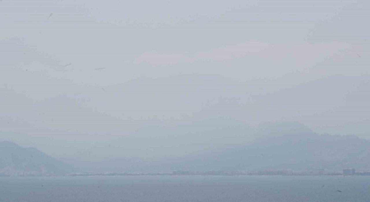 Antalyanın simgesi Beydağları nem bulutu arasında kayboldu