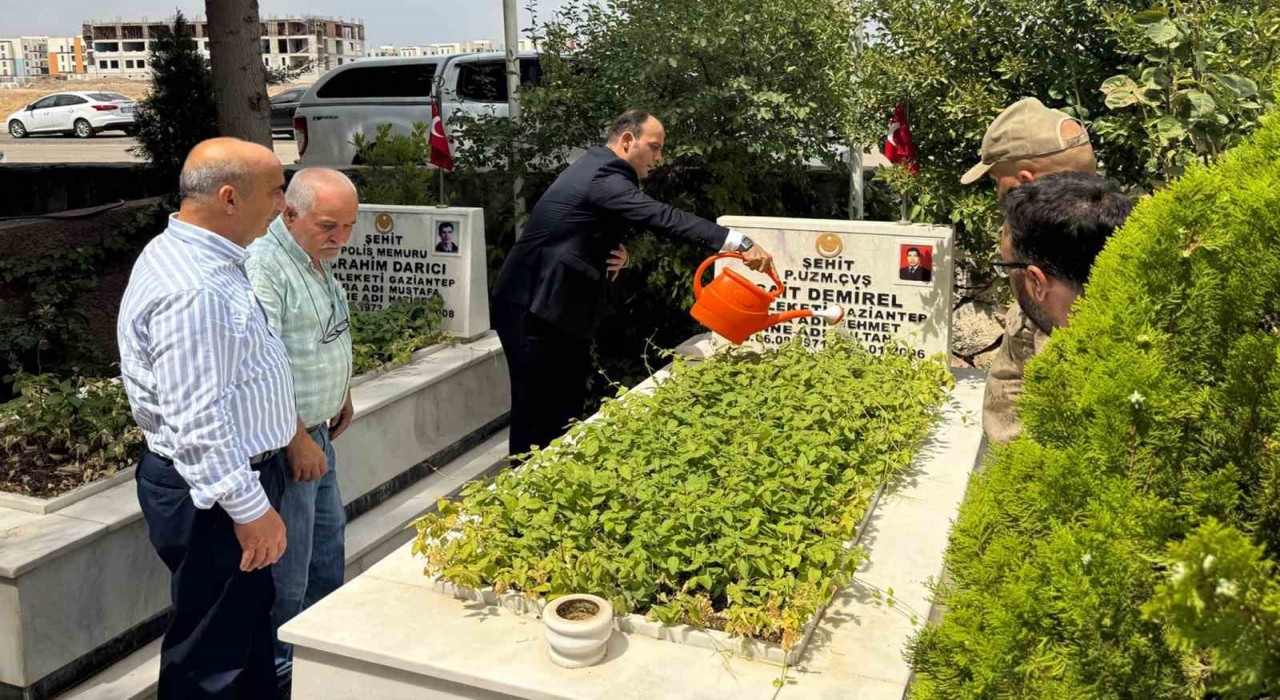 Arabanda 15 Temmuz şehitleri anma programı kapsamında şehitlik ziyaret edildi