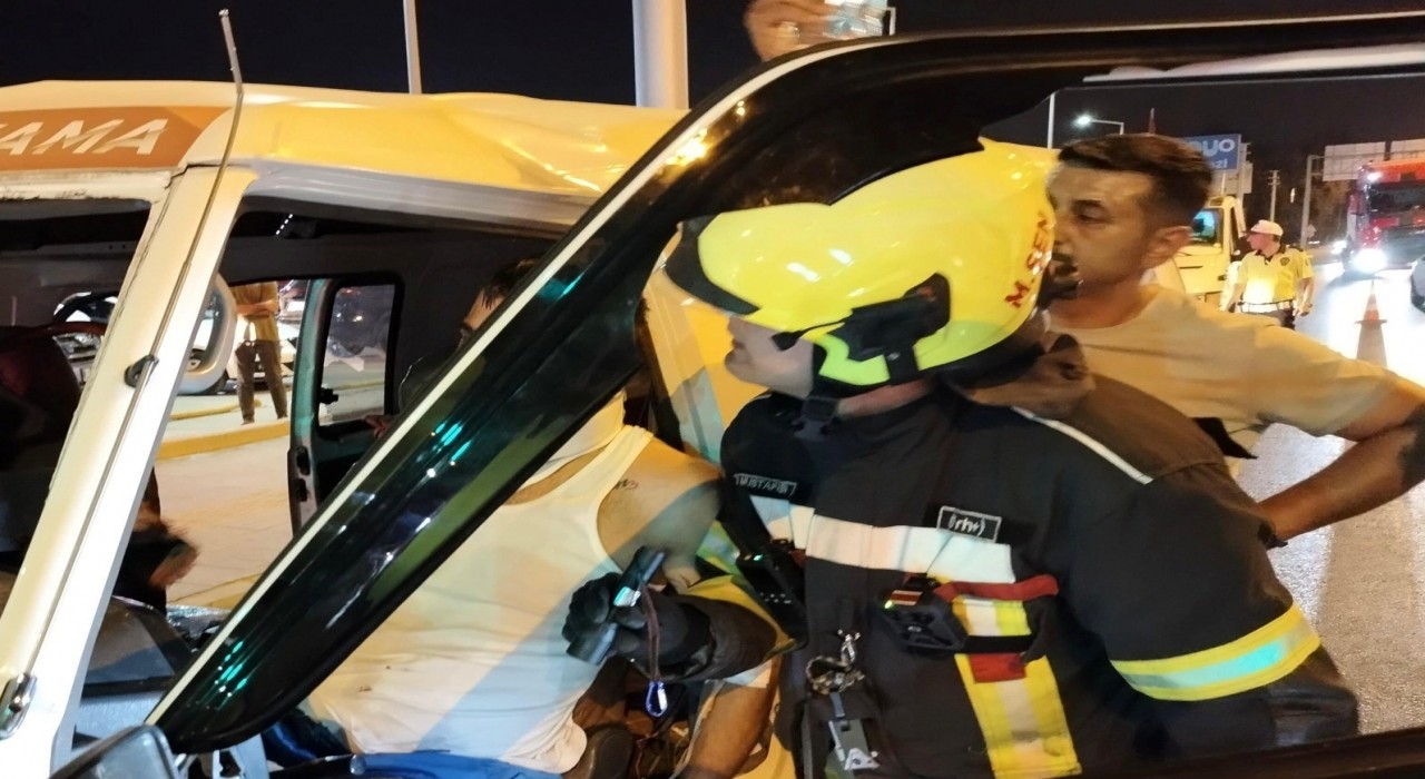 Araçta sıkışan sürücüyü itfaiye kurtardı