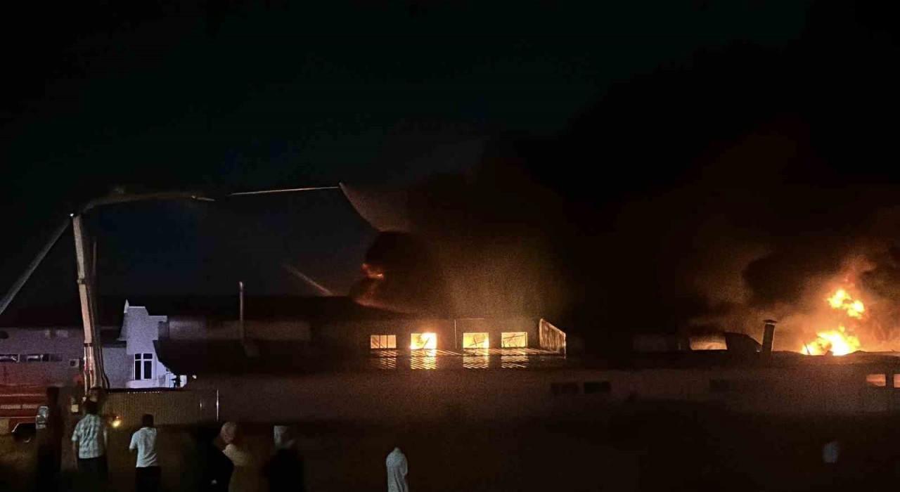 Arnavutköyde alevler geceyi aydınlattı... Sünger ve plastik fabrikasında korkutan yangın