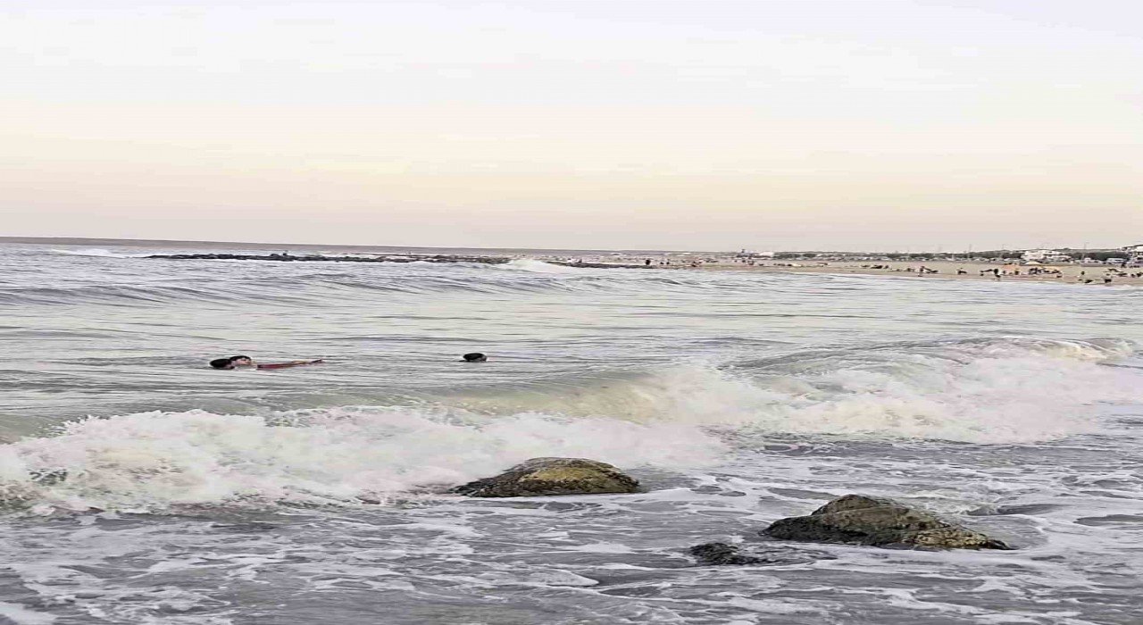 Arnavutköyde deniz yasağına rağmen boğulma tehlikesi geçirdiler