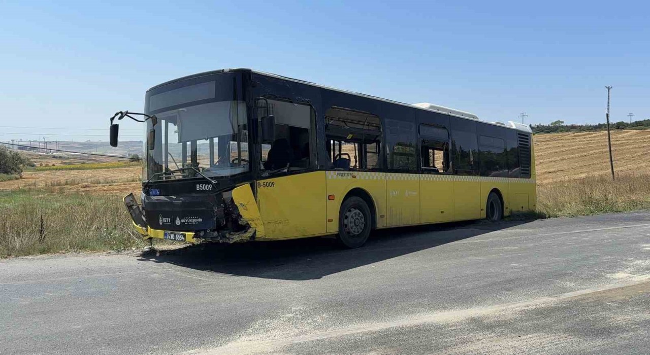 Arnavutköyde İETT otobüsü ile otomobil kafa kafaya çarpıştı: 1 ölü