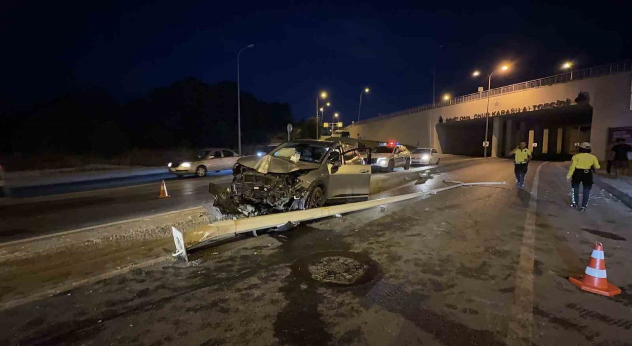 Arnavutköyde otomobil direğe çarptı: 2 yaralı