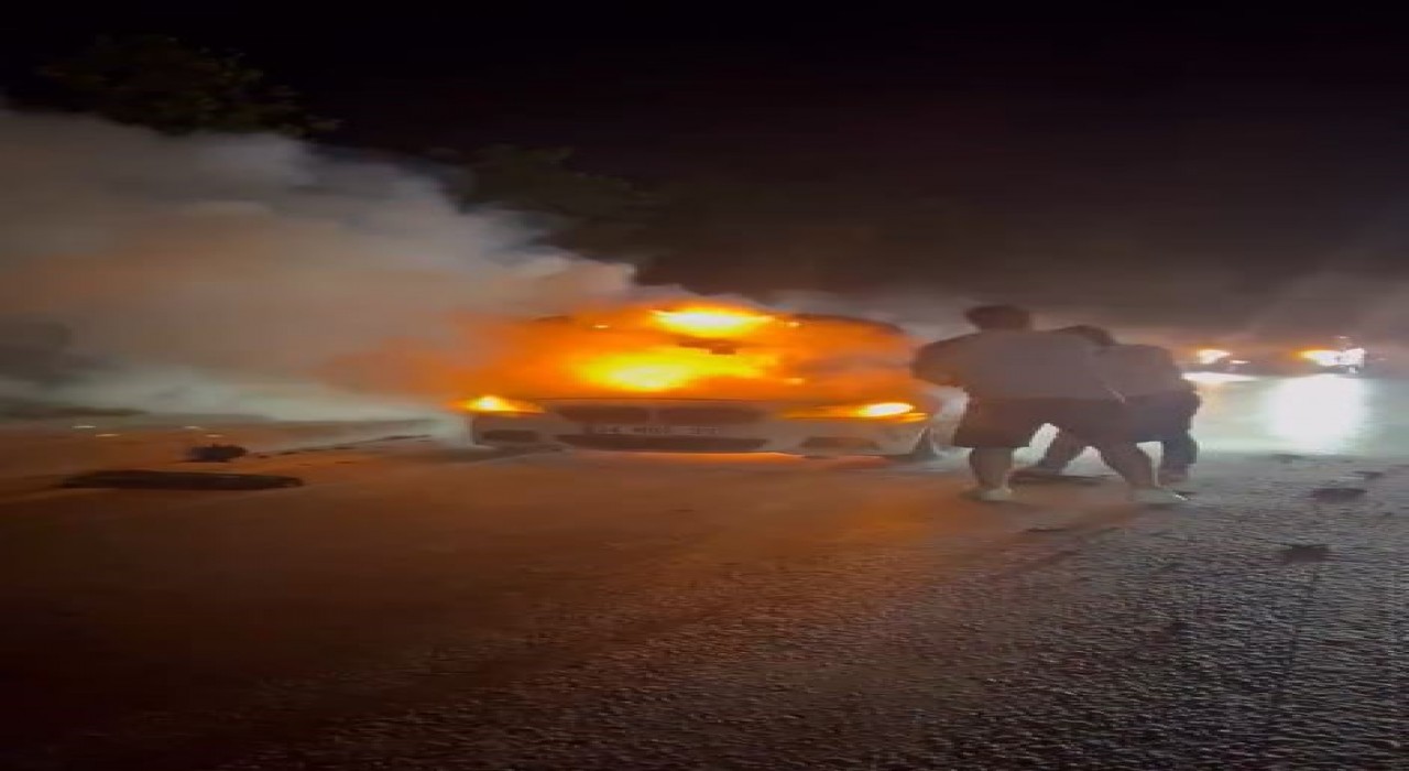 Arnavutköyde seyir halindeki araç alev alev yandı