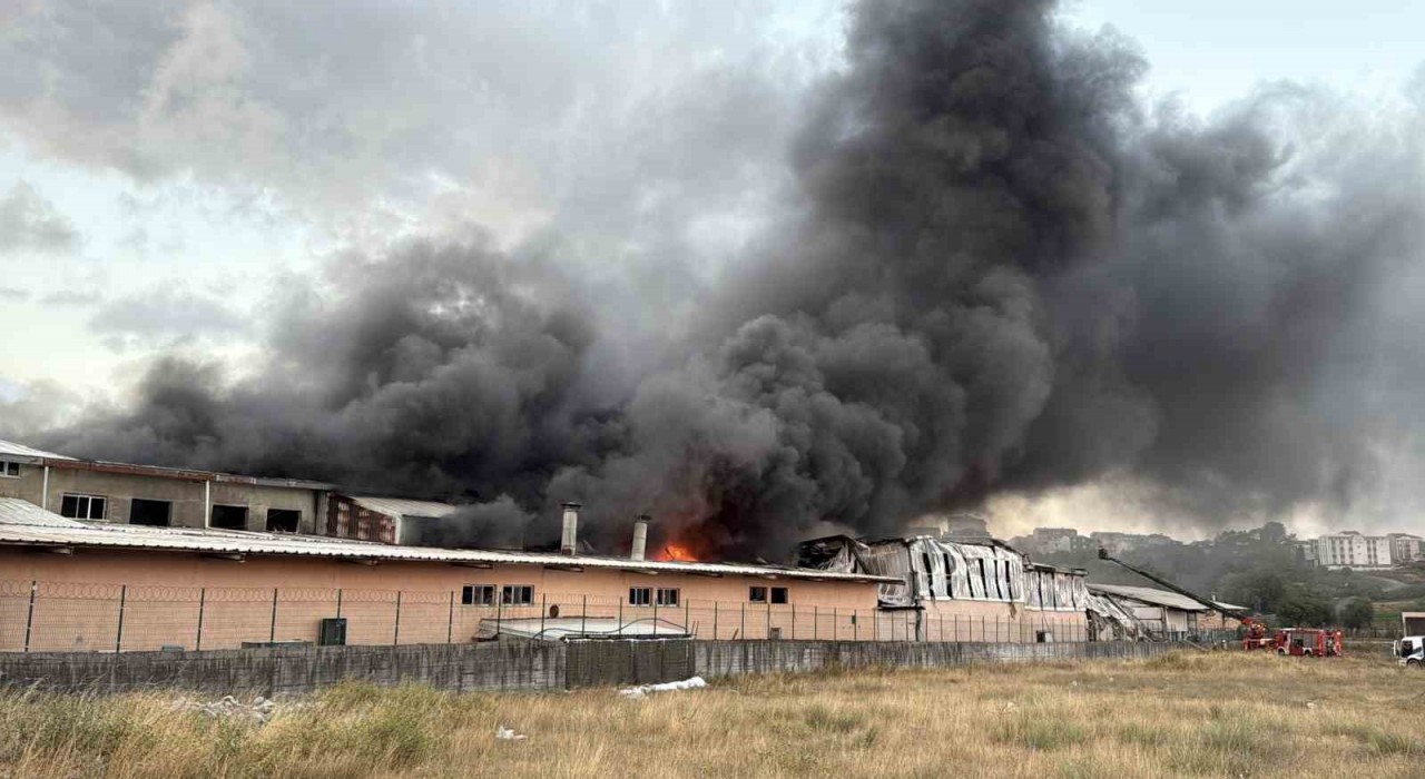 Arnavutköyde sünger ve plastik fabrikasında yangın sabah saatlerinde söndürüldü
