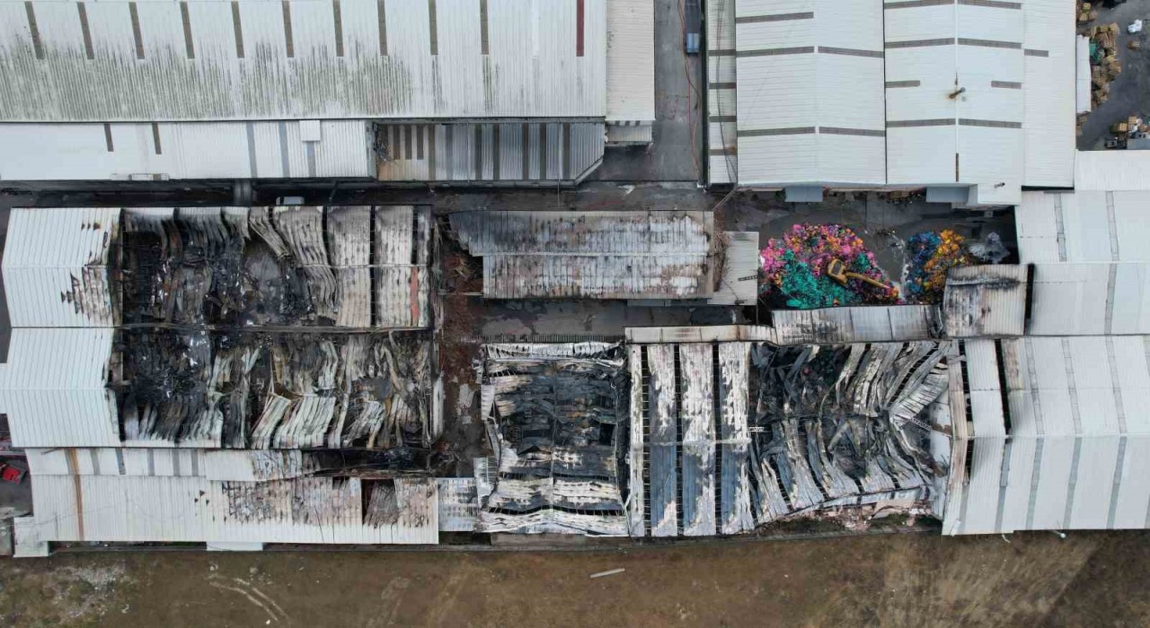 Arnavutköyde yanan fabrika havadan görüntülendi