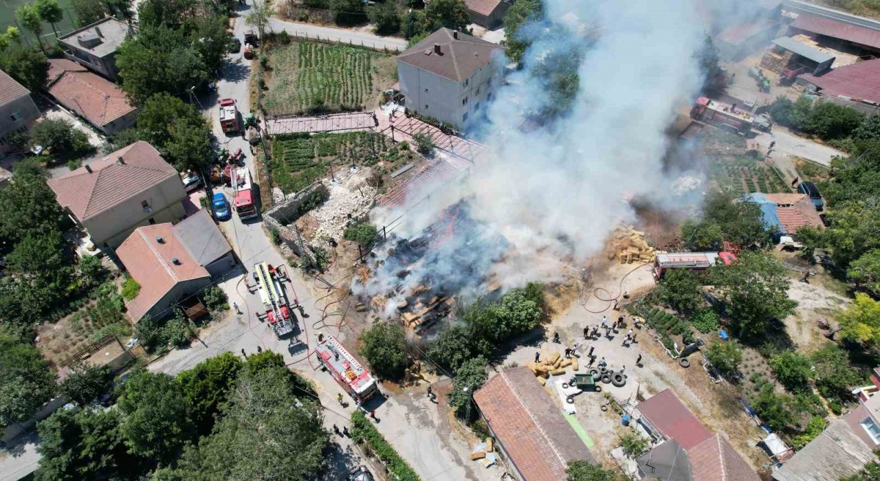 Arnavutköyde yangın: Çiftçinin biriktirdiği saman balyaları küle döndü