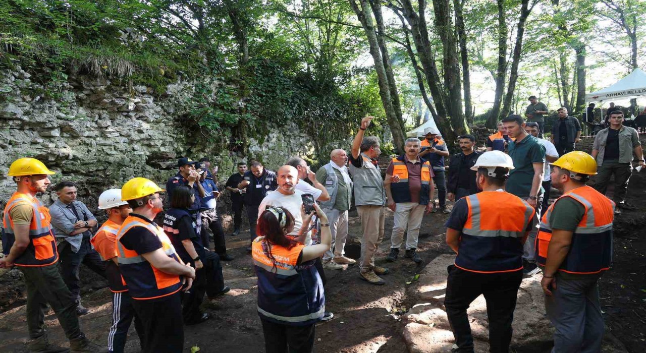 Artvin Valisi Ergün, Ciha Kalesindeki kazı çalışmalarını inceledi
