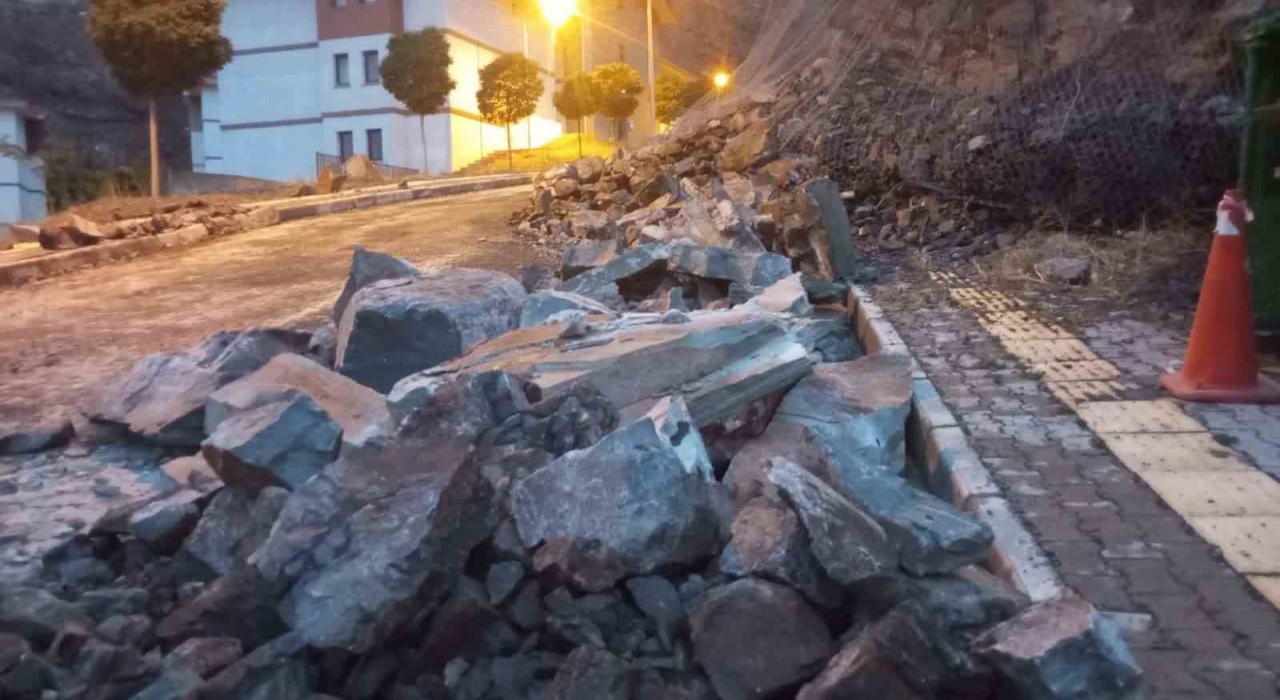 Artvinde fırtına çatıları uçurdu