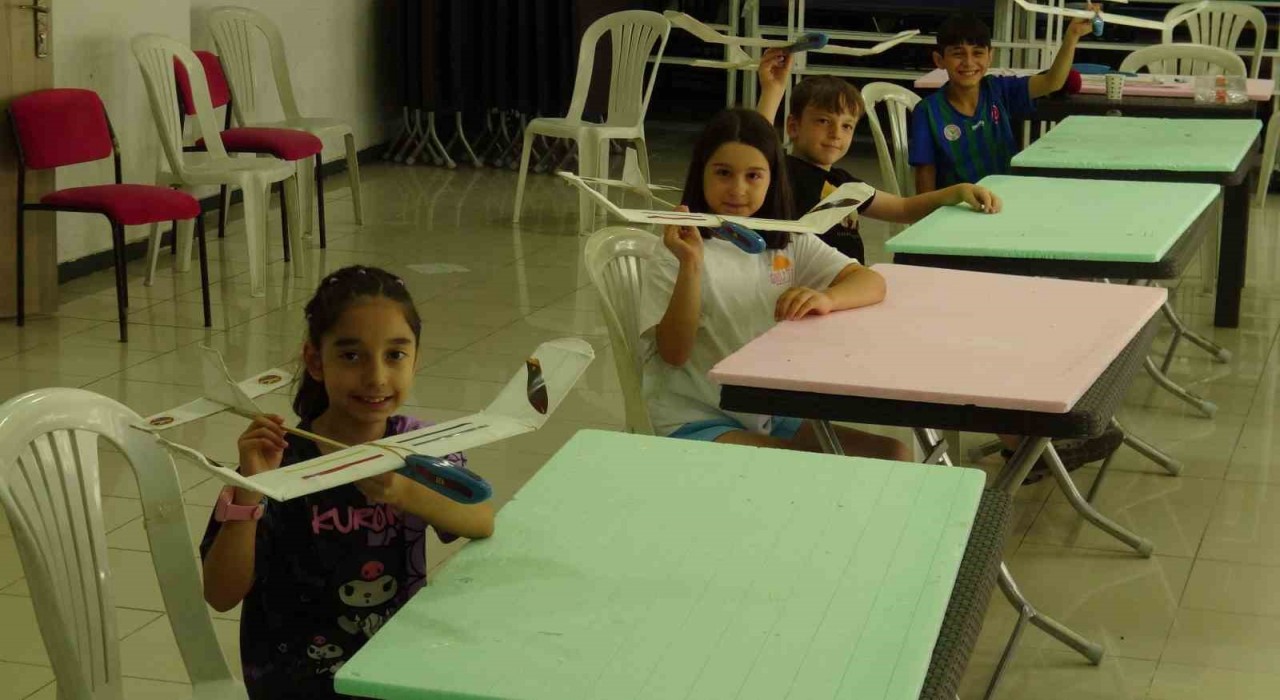 Artvinde miniklere model uçak eğitimi