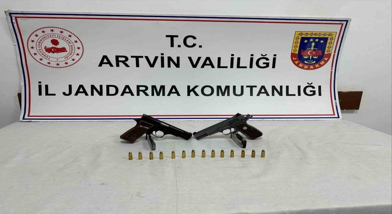 Artvinde silah sesleri üzerine yapılan kontrolde ruhsatsız tabanca ele geçirildi