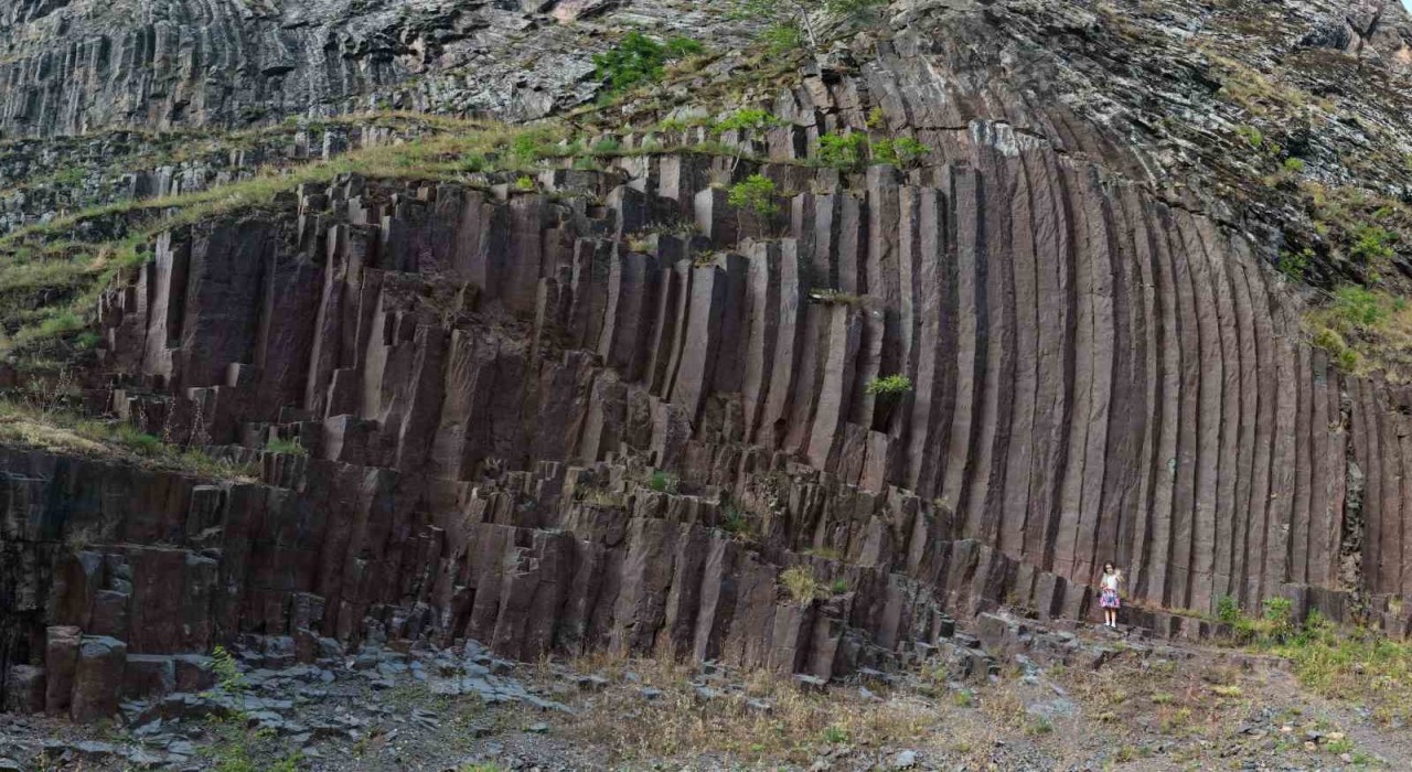 Artvindeki bazalt kayalıkları ziyaretçi akınına uğruyor