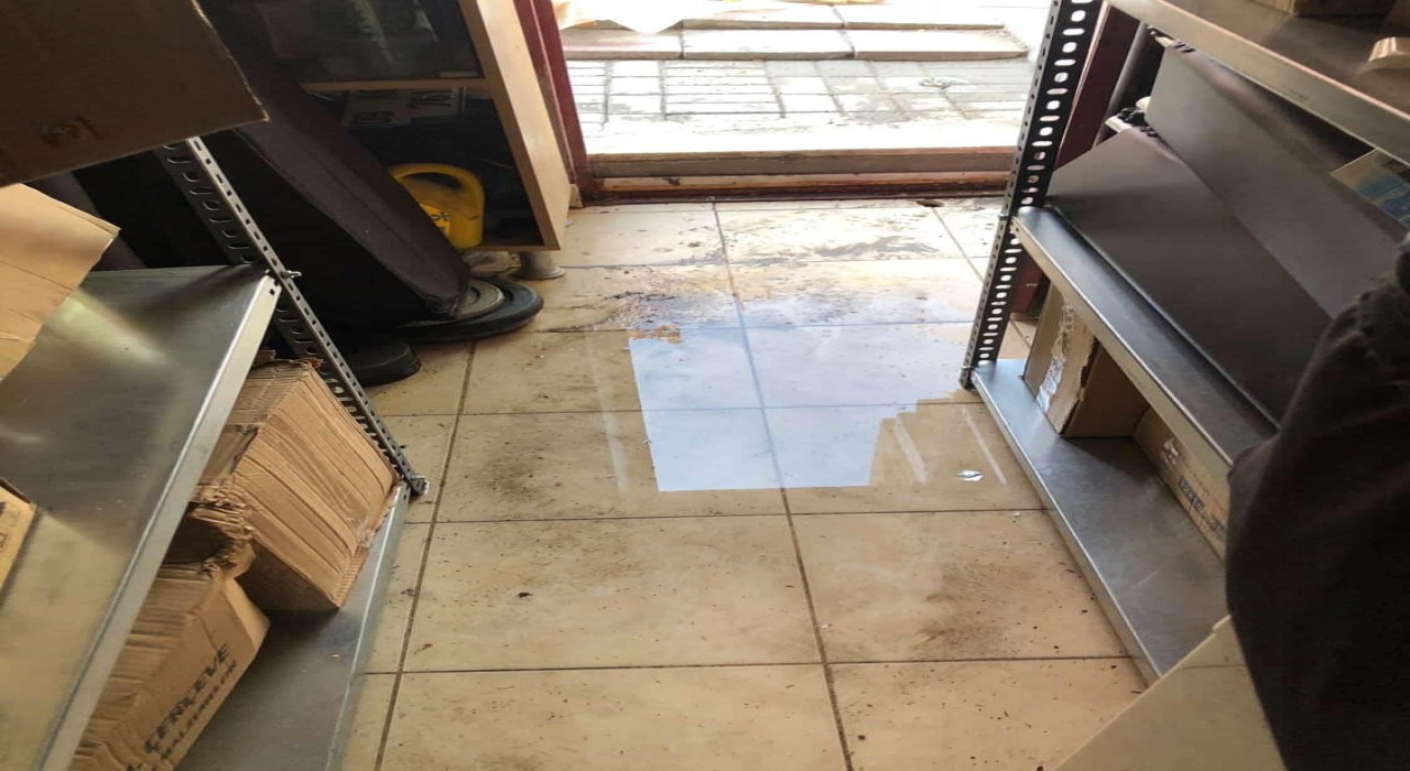 ASKİ boru patlağını onardığı sırada taşan su elektronik mağazasını bastı