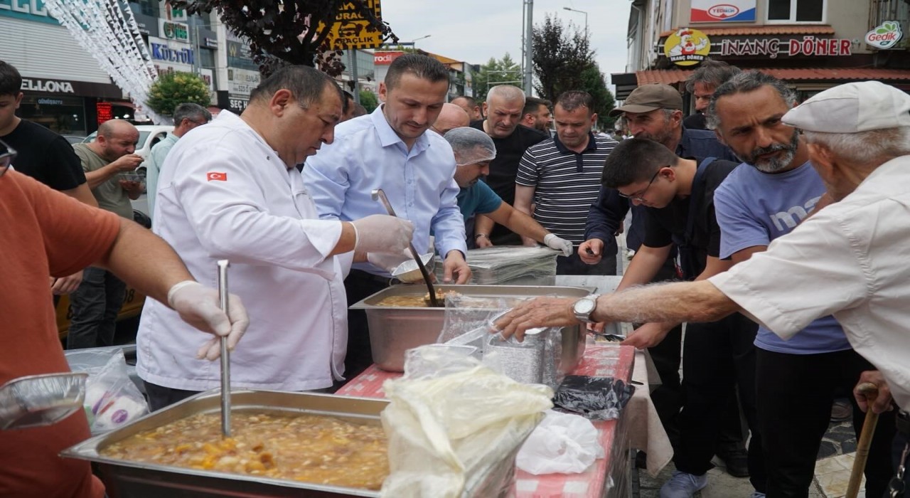 Aşure dağıtımıyla gönüller ısındı