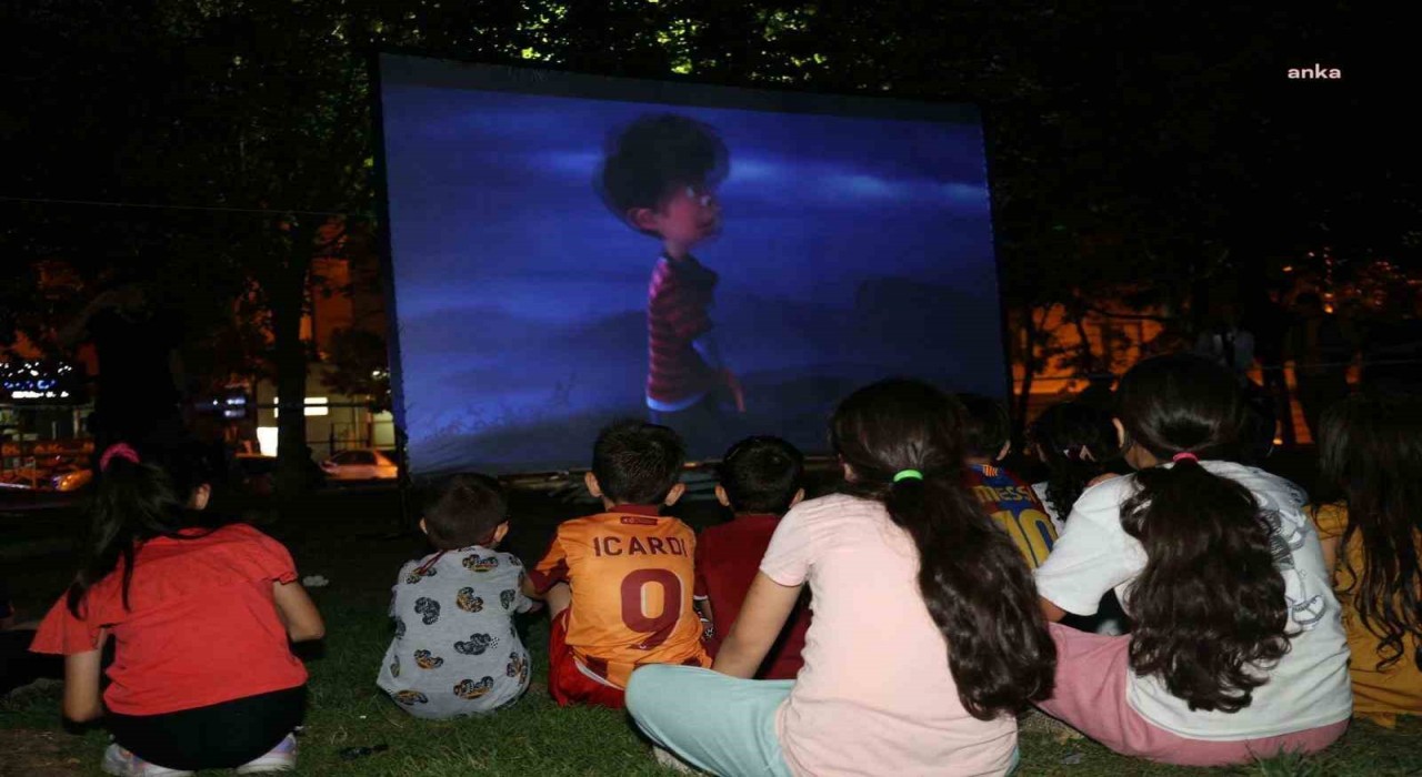 Ataşehirin parklarında çocuklar için sinema keyfi başlıyor