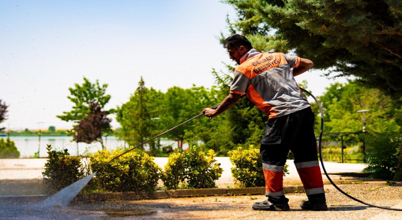 Atatürk Sahil Parkında temizlik ve bakım çalışması yapıldı