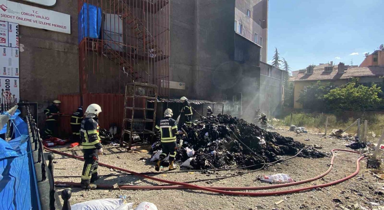 Atık tekstil malzemeleri alev alev yandı