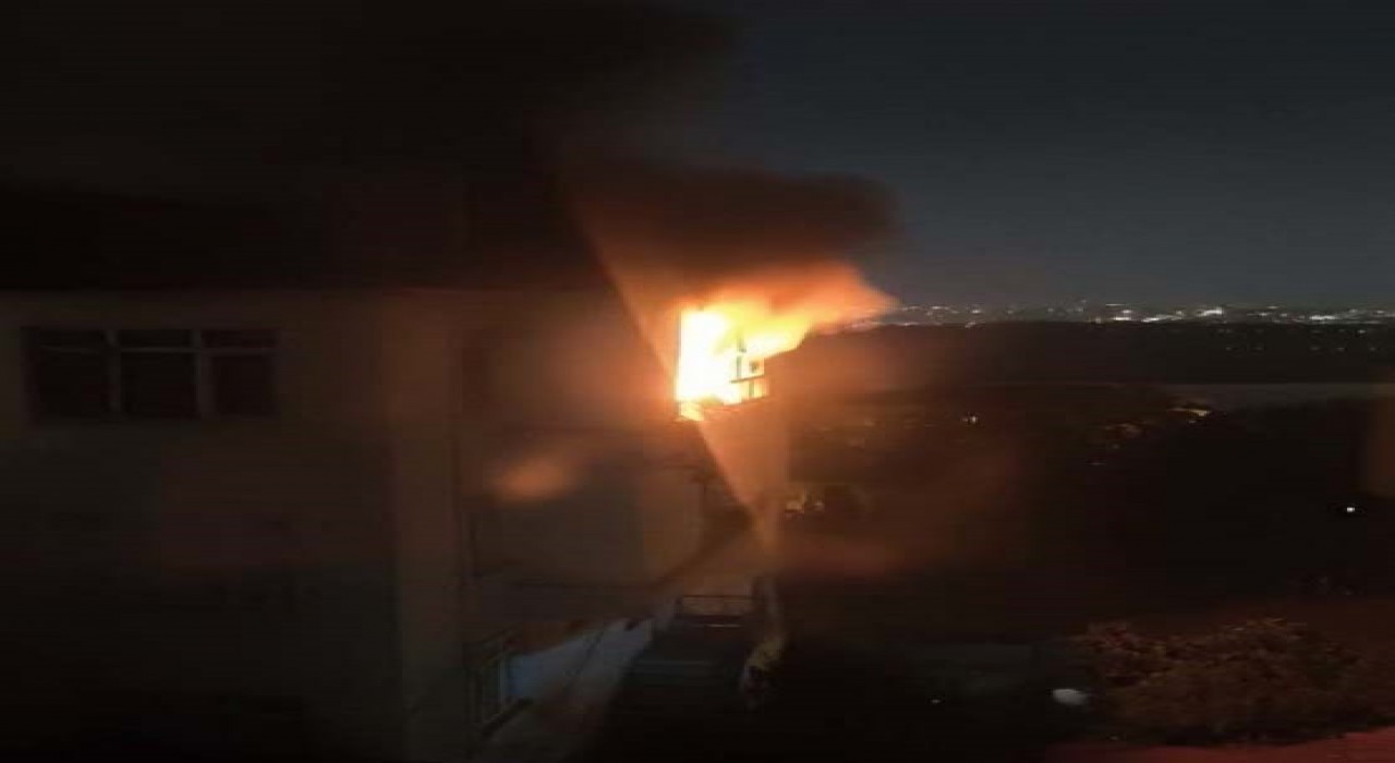 Avcılar Firuzköyde panik anları: Sıcağa dayanamayan buzdolabı alev alev yandı