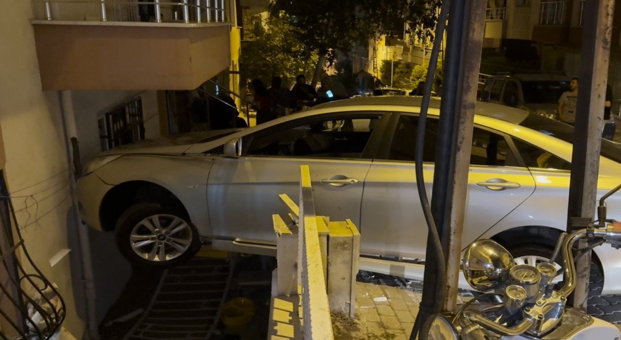Avcılarda fren yerine gaza basan kadın sürücü binaya çarptı